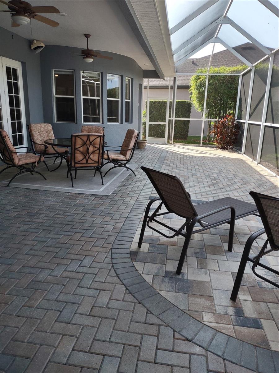Large Lanai for entertaining