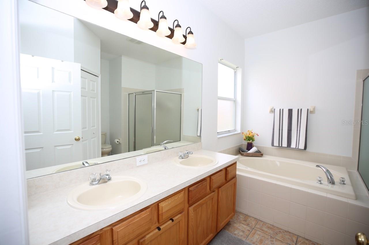 primary bath with dual sinks