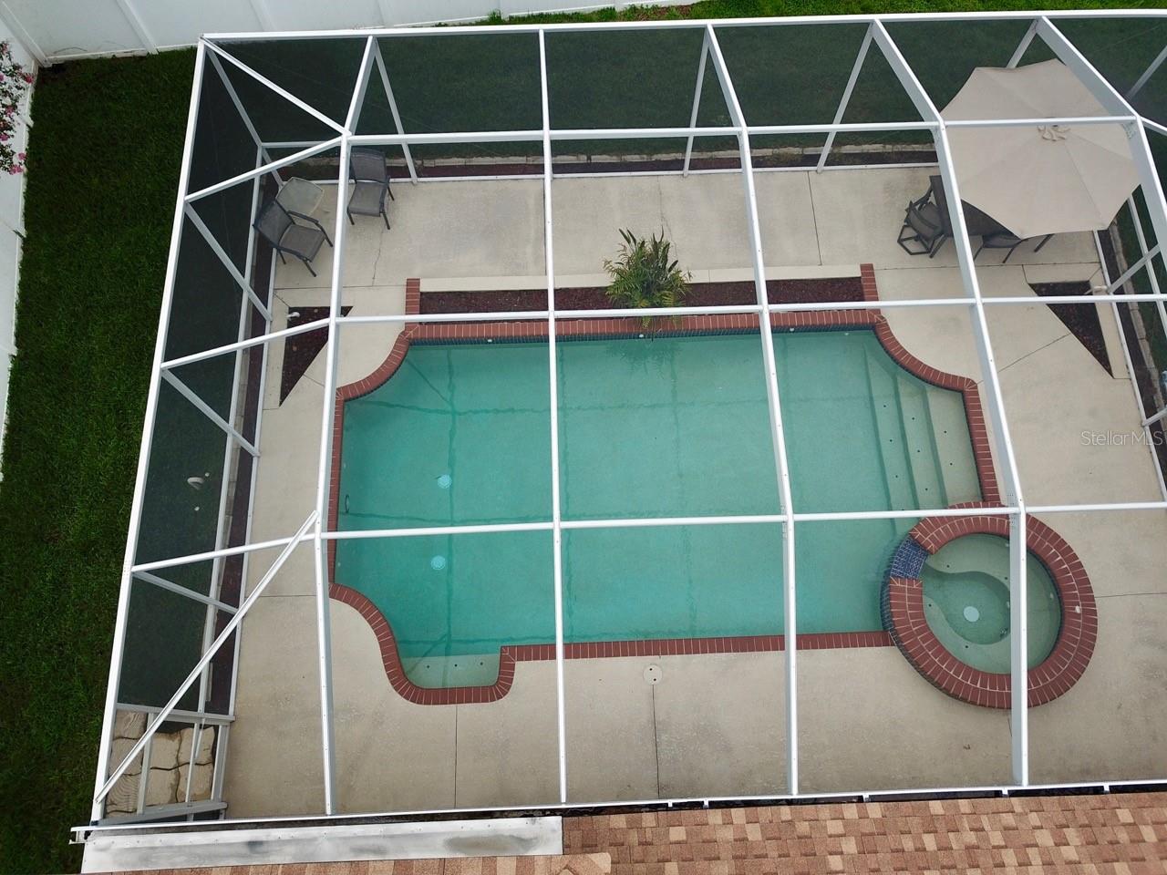enclosed pool cage