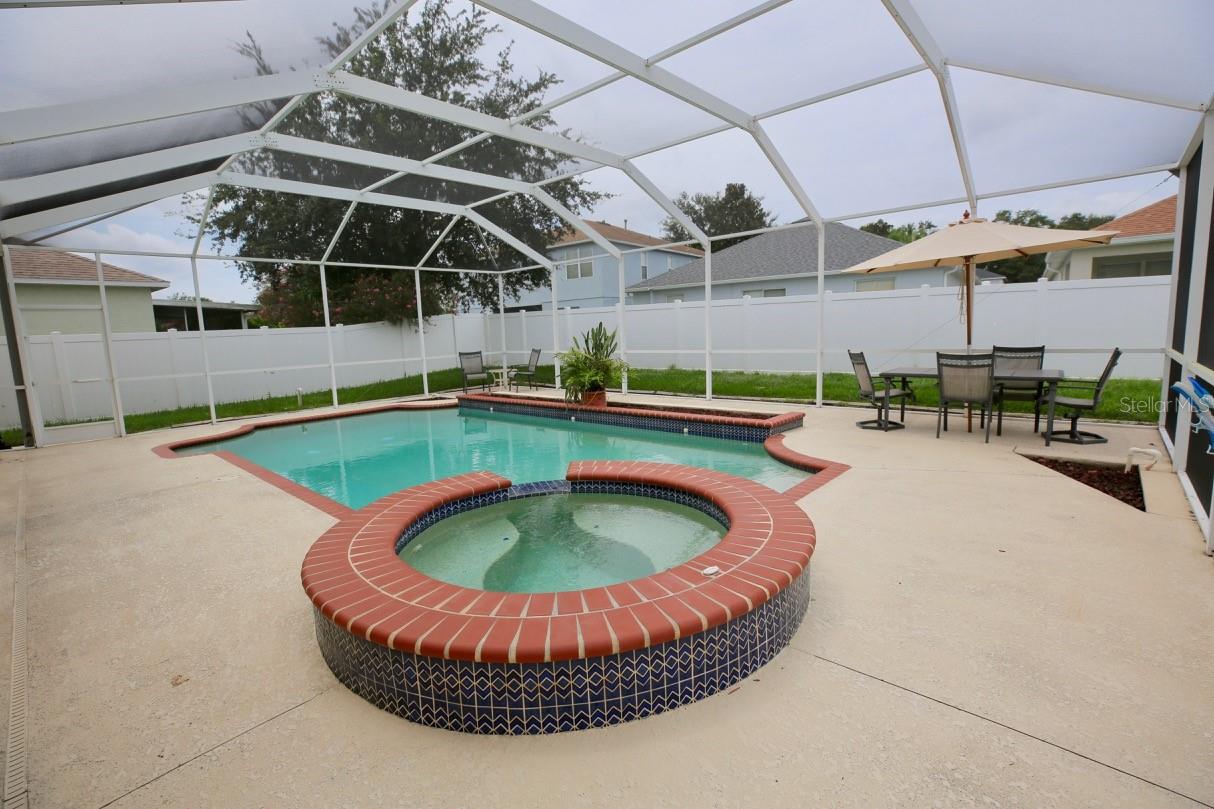 pool/spa fully enclosed and fenced yard