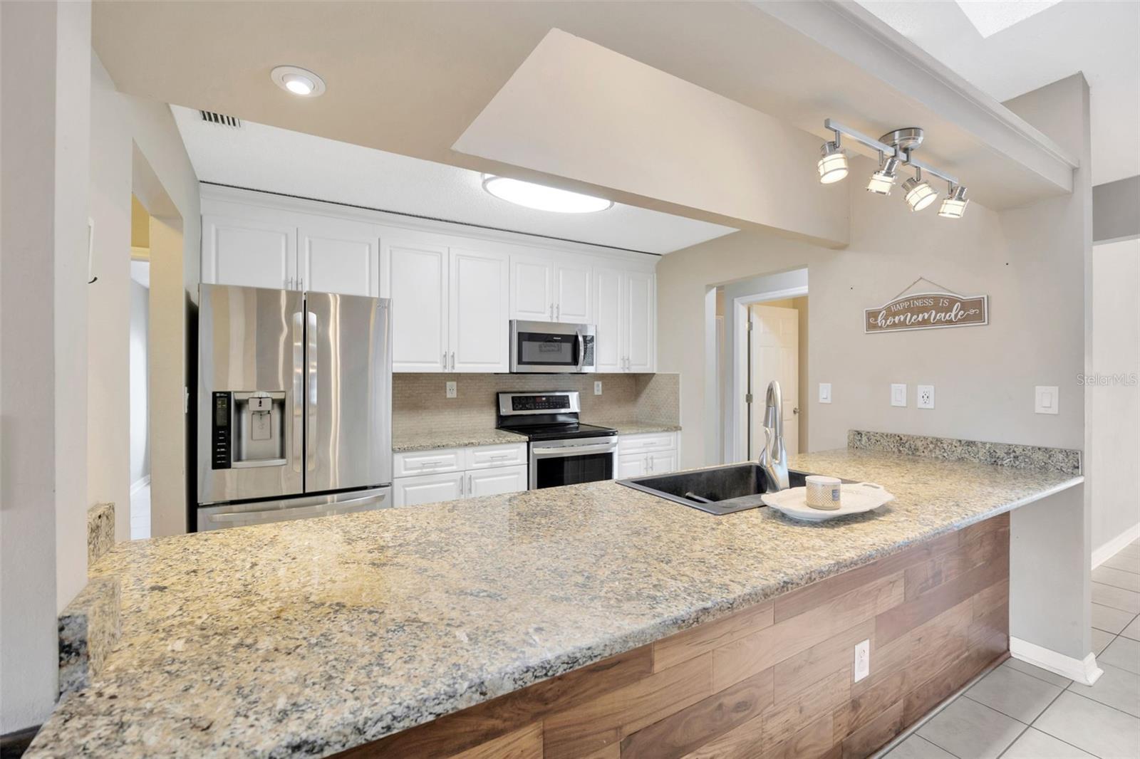 Kitchen w/Bar Seating