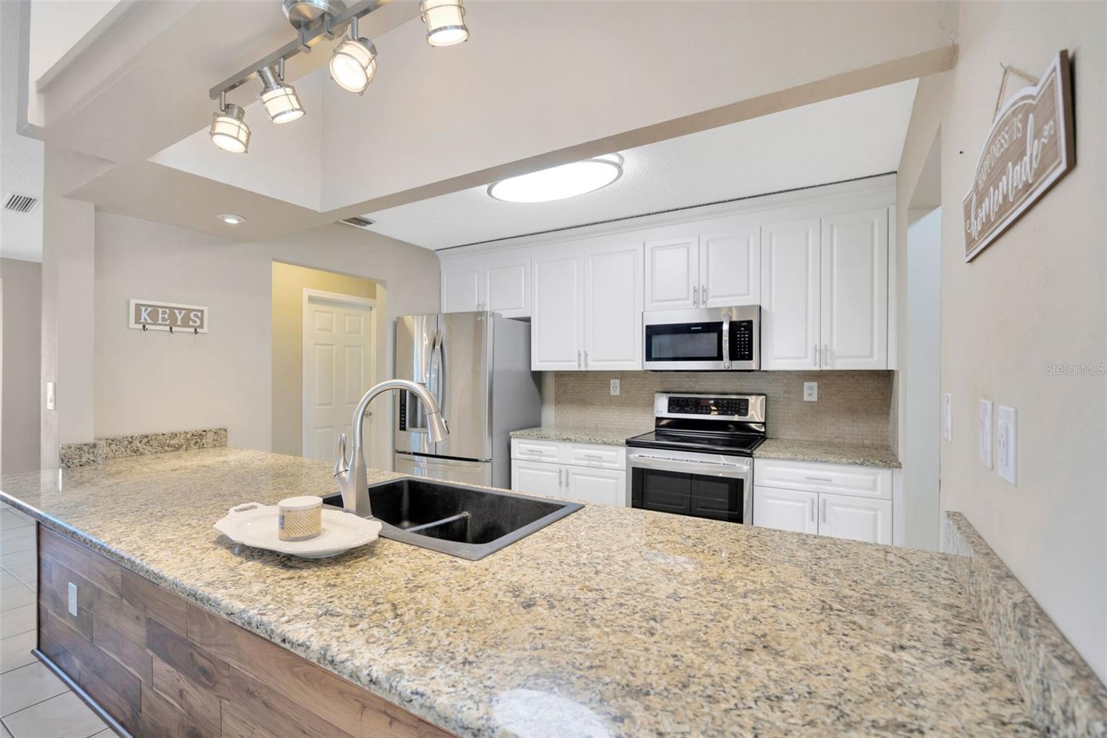 Kitchen w/Bar Seating