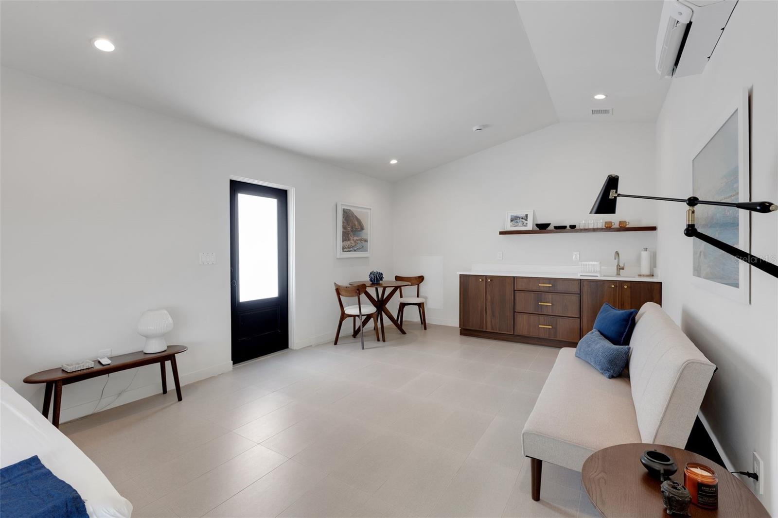Huge 4th bedroom or guest quarters