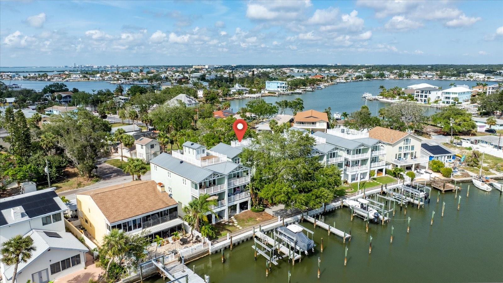 Bayside Oaks is a wonderful residential community beautifully maintained and perfectly located in a premier area.