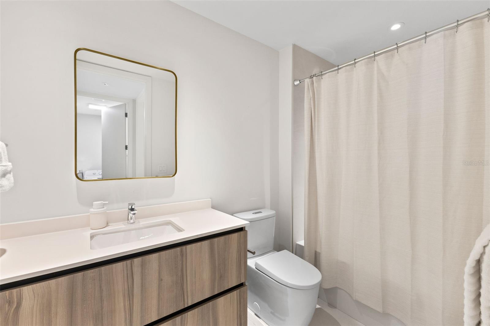 Den bathroom