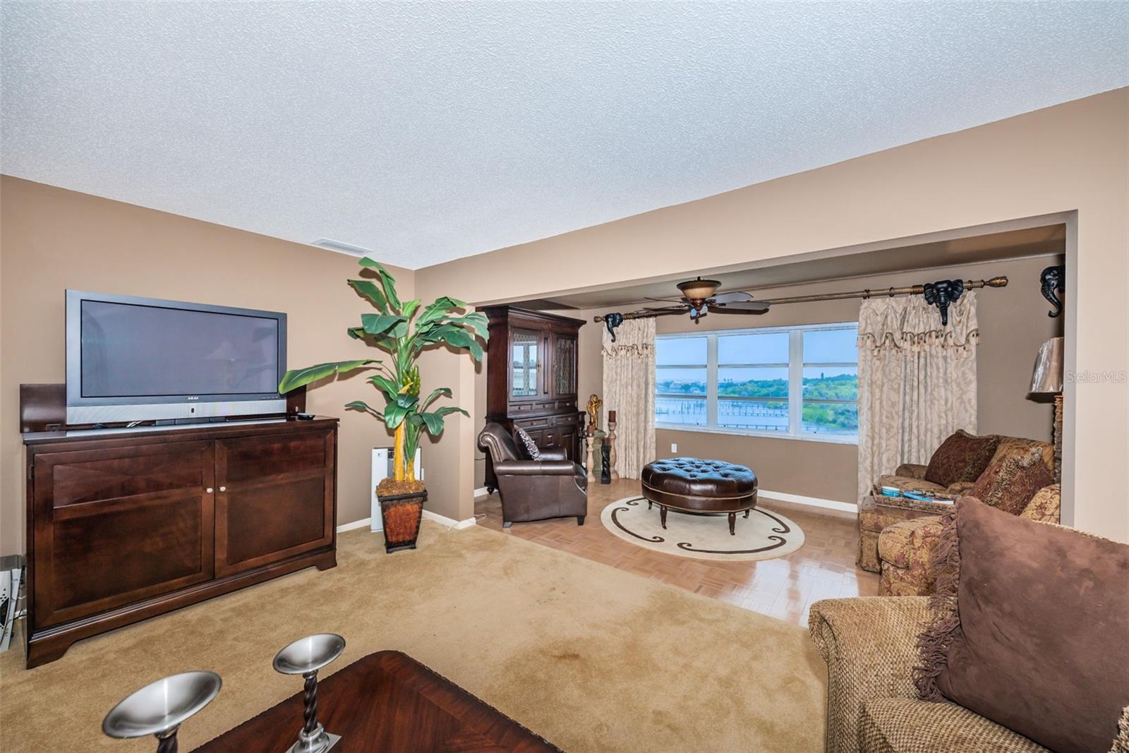 Spacious living room