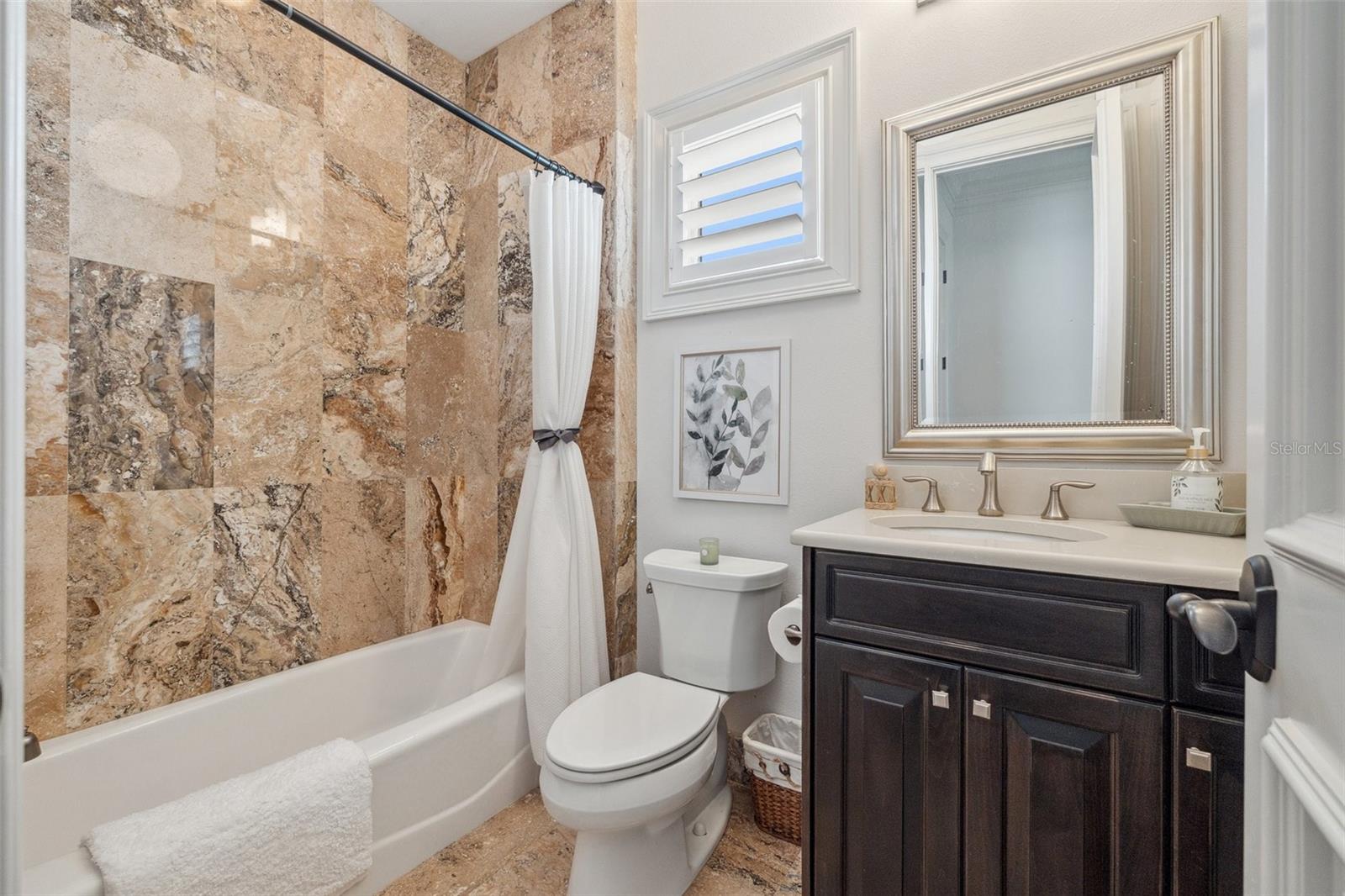 Guest en suite bath
