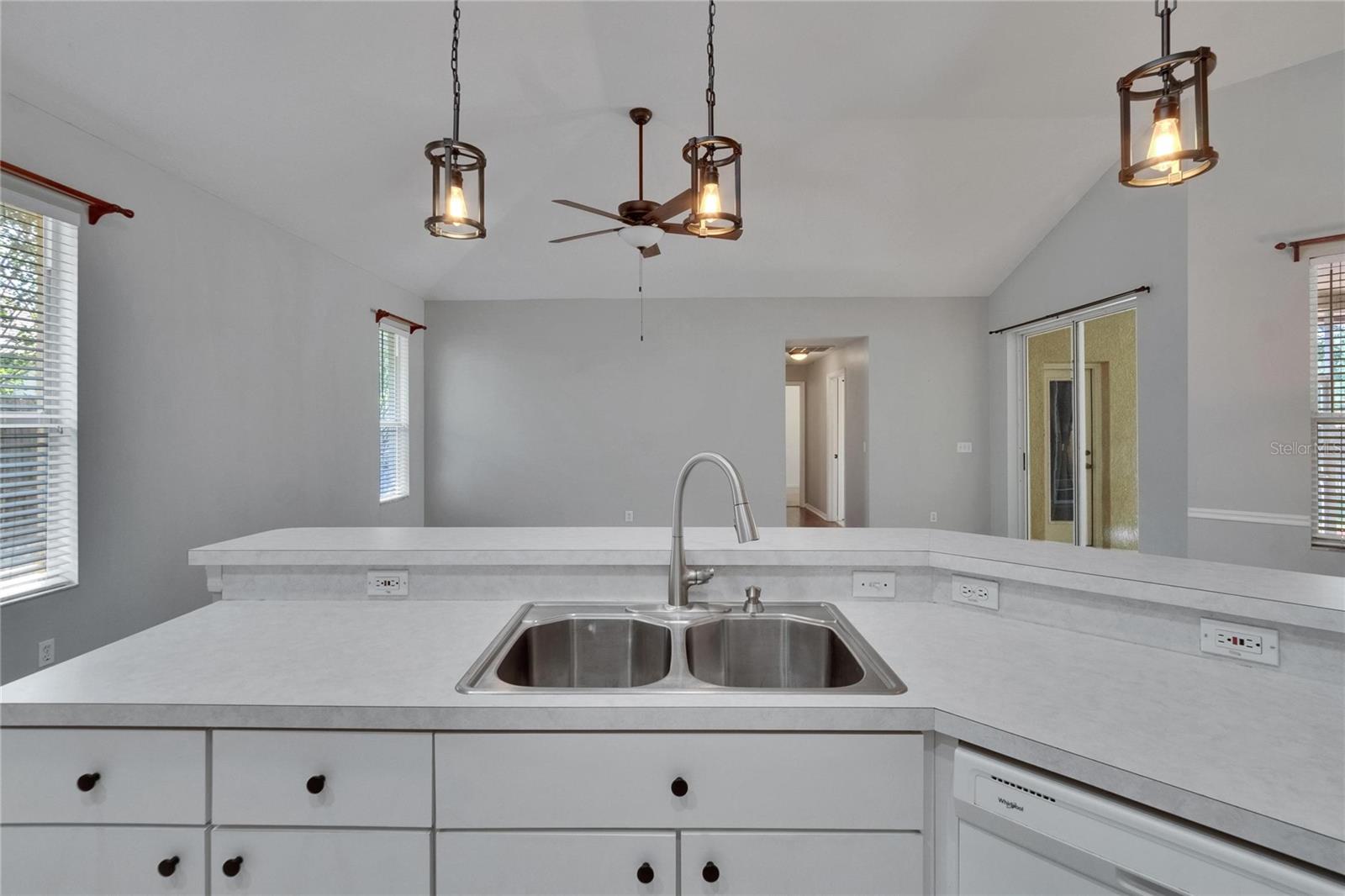 Island w/ Sink and Dishwasher