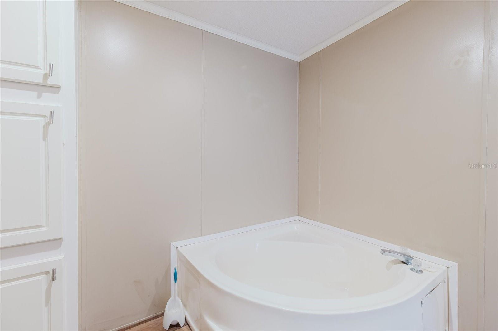 GARDEN TUB