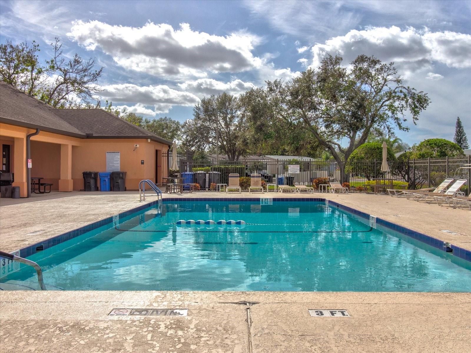 ALWAYS SPARKLING POOL
