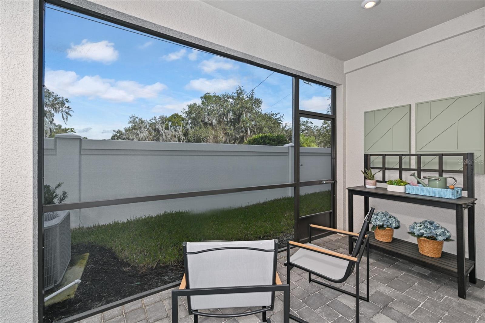 Model Lanai