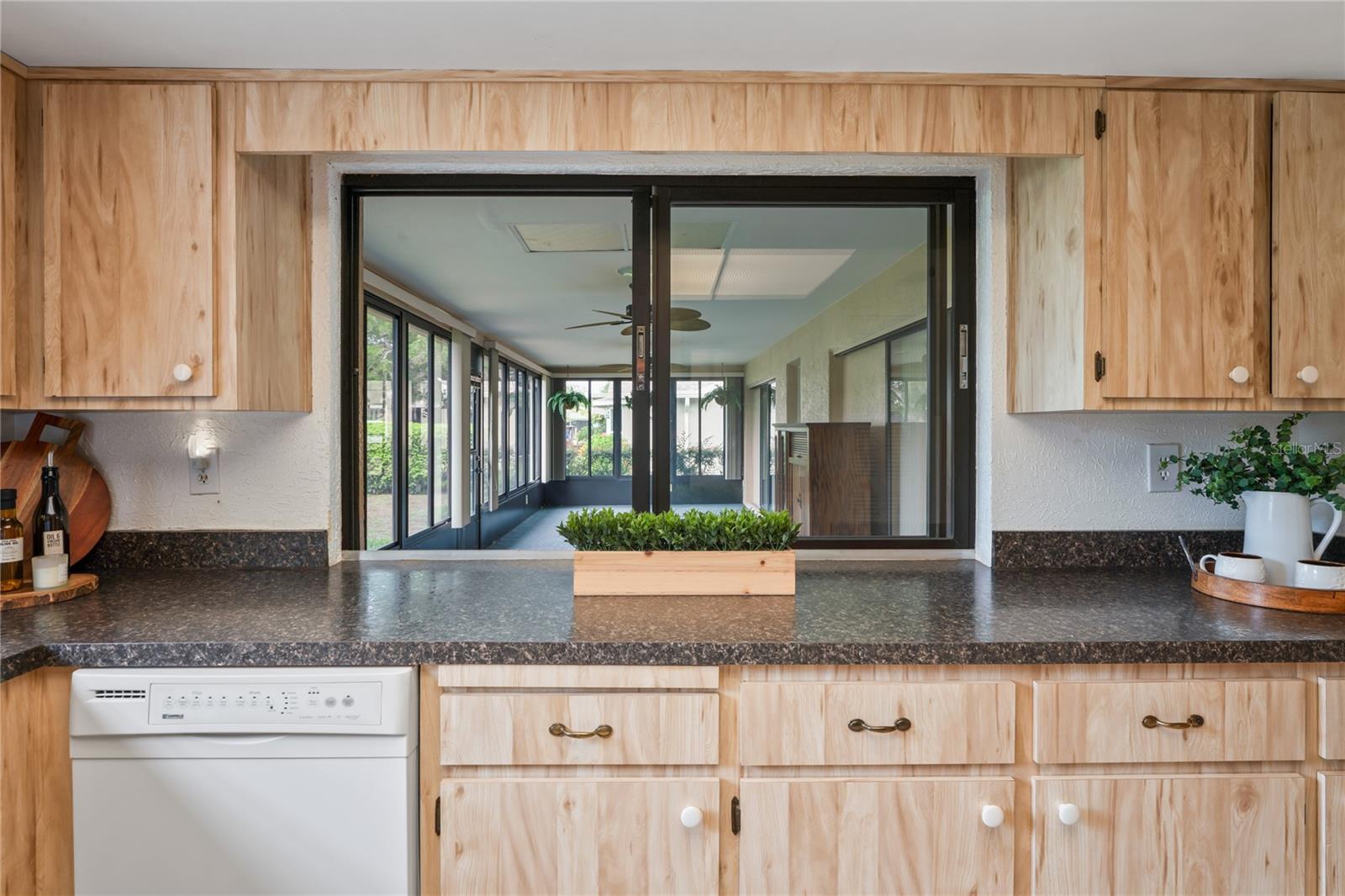 PASS-THRU WINDOW TO HUGE LANAI