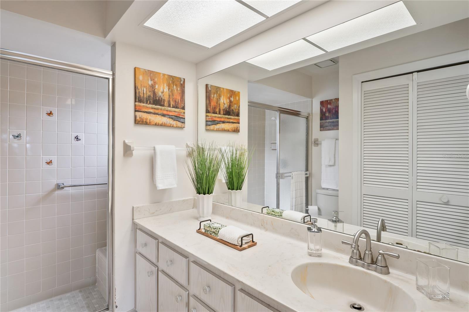 ENSUITE W/SHOWER STALL