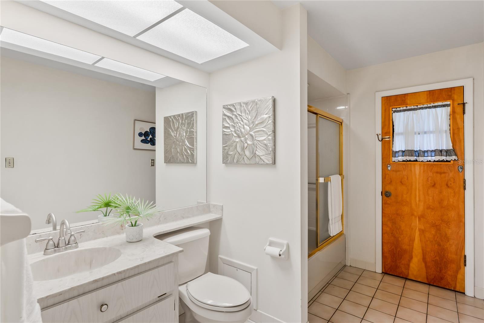 HALL BATH WITH ACCESS TO LANAI