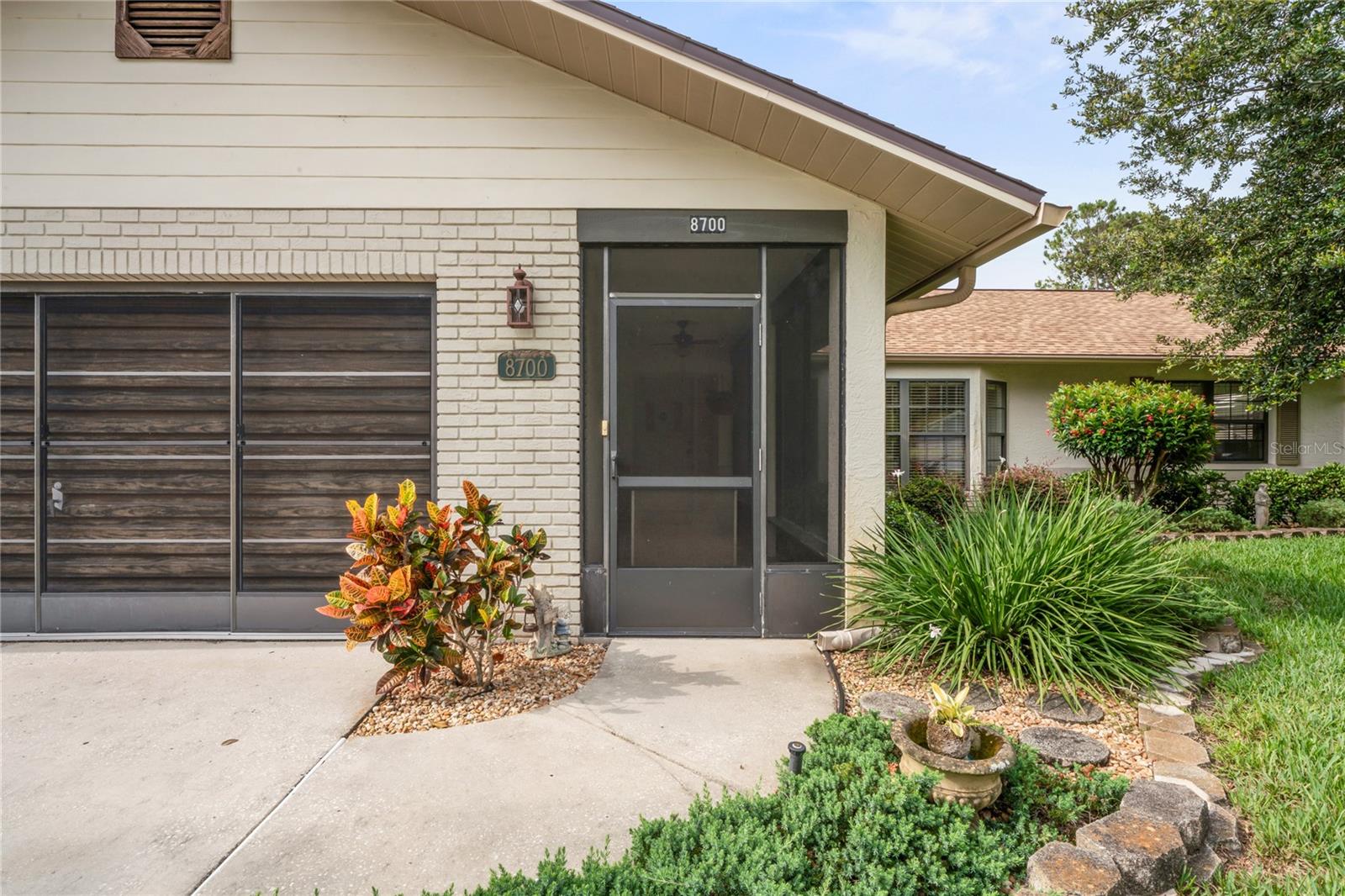 FRONT SCREENED ENTRY