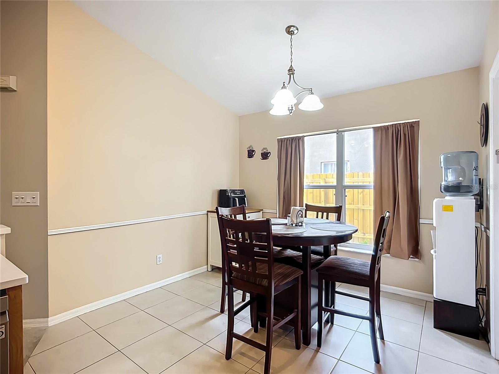 Breakfast room or dining room