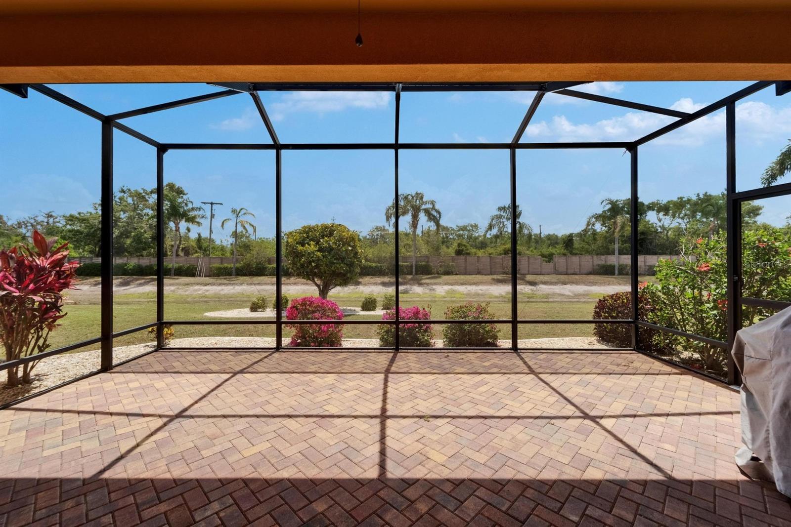 Lanai spacious 26’ x15’ outside living space