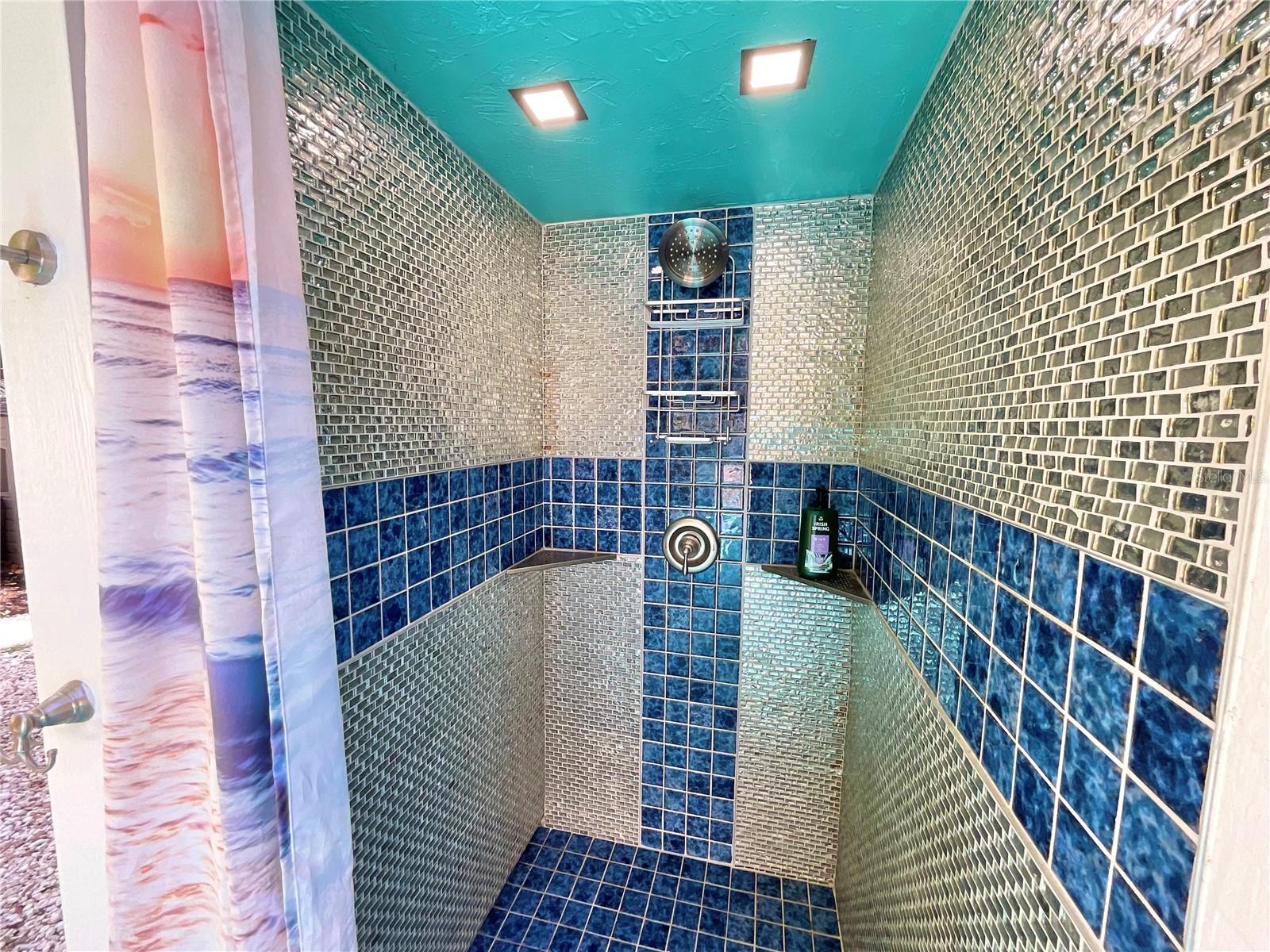 TB8389702
