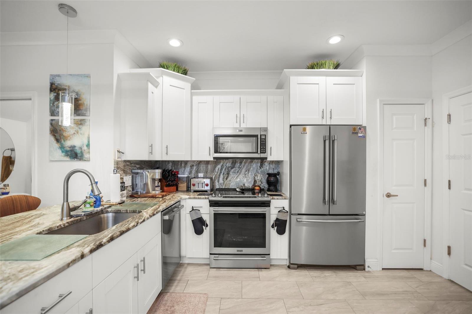 Large kitchen with Maytag and Bosch appliances