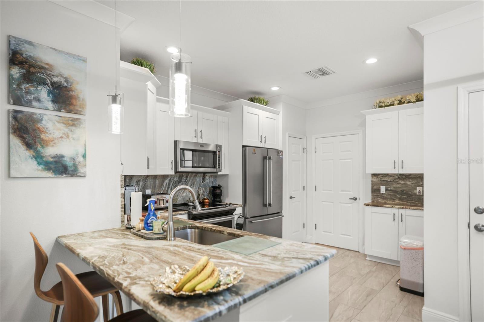 Large kitchen breakfast bar/counter