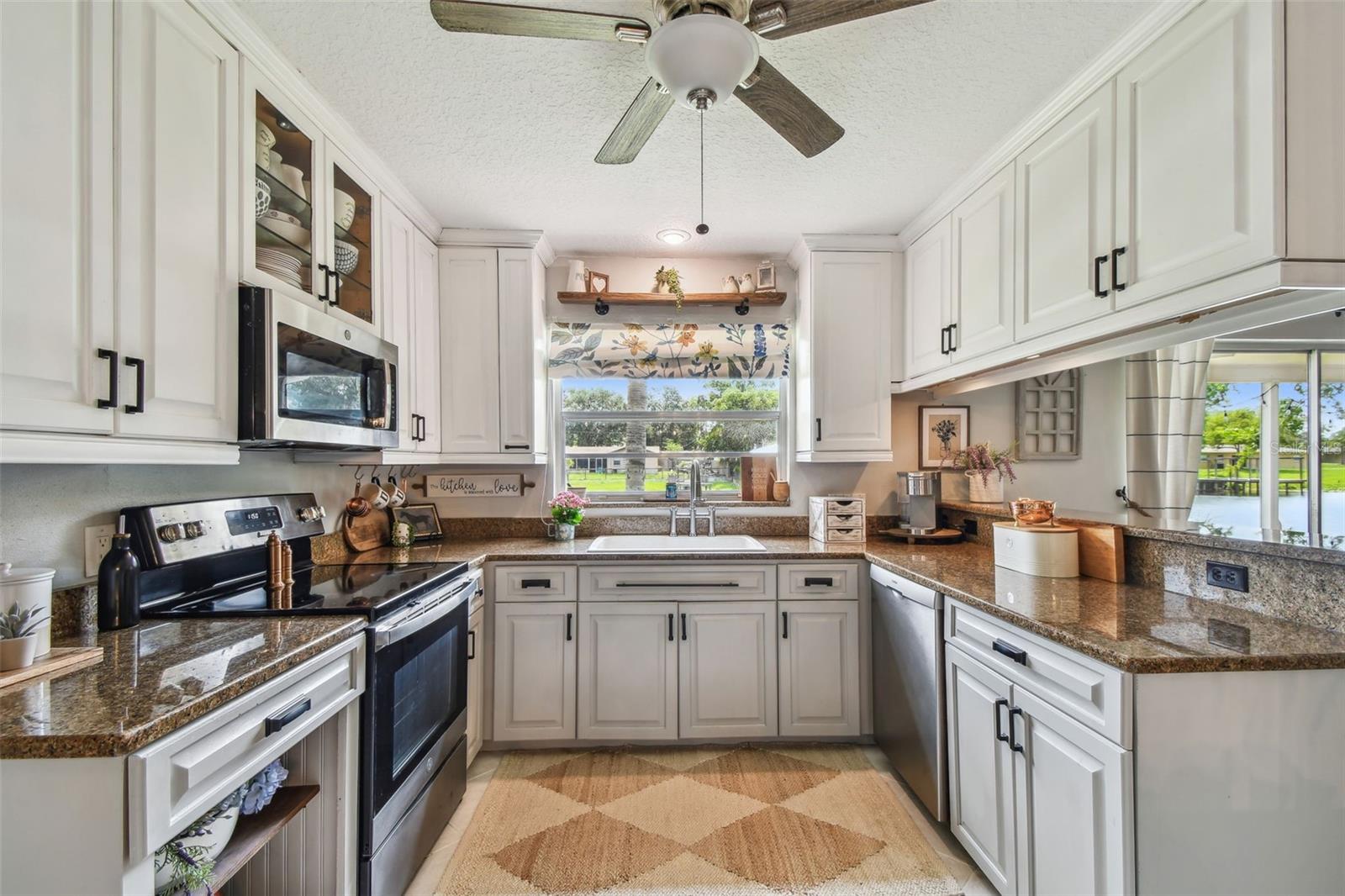 Kitchen-Granit-Newer appliances