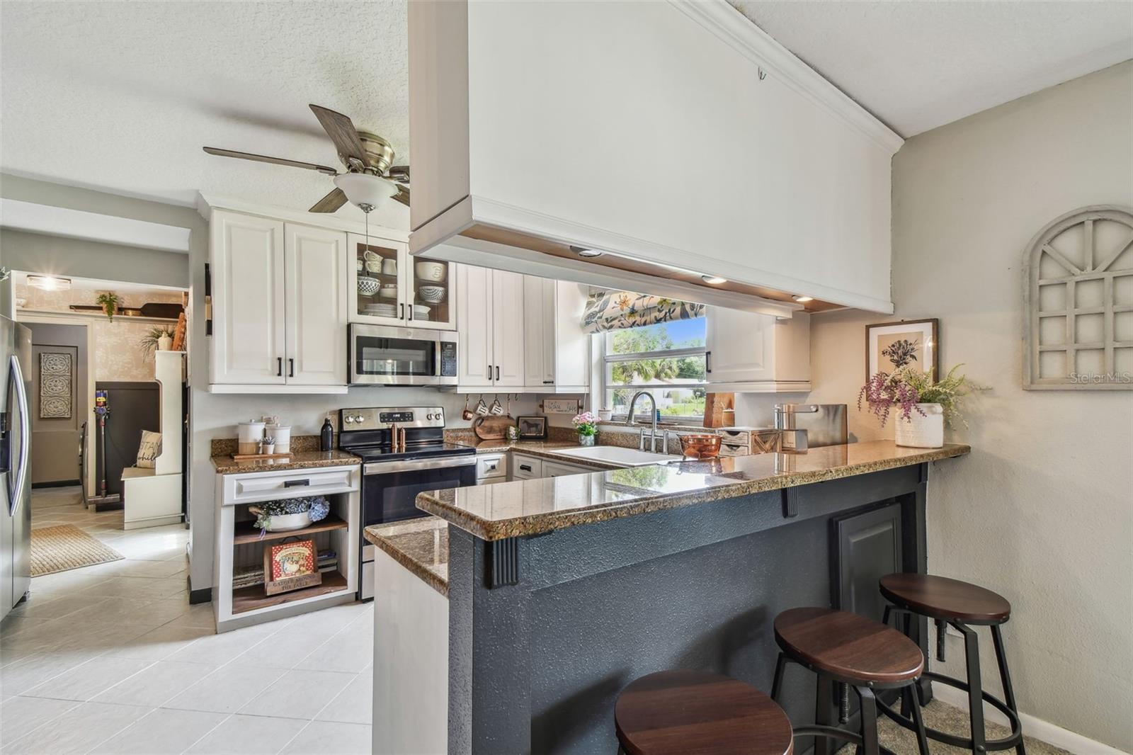 Kitchen, Bar