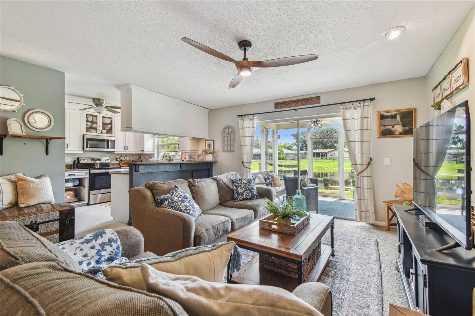 Living Room to Lanai