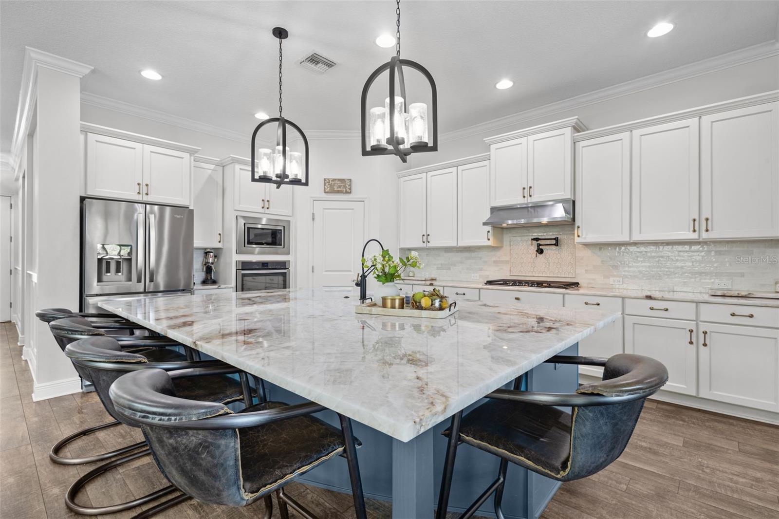 Kitchen with Cristallo Quartzite oversized island