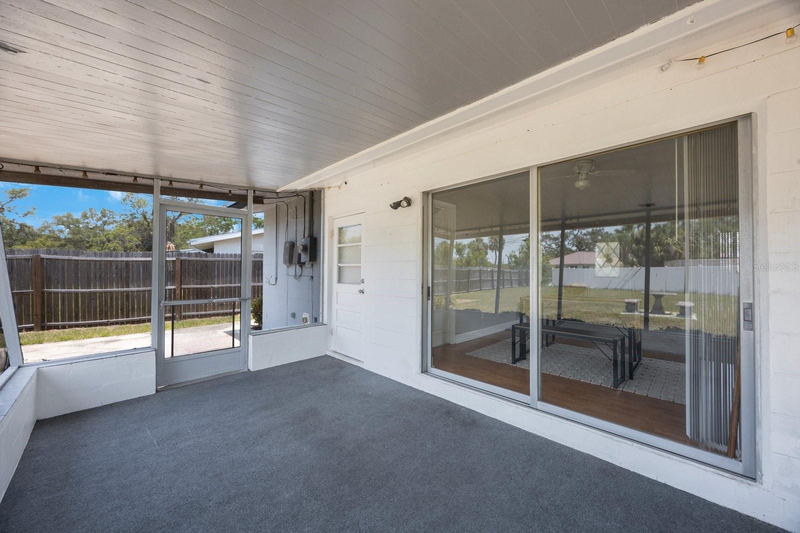 Breezy screened lanai!