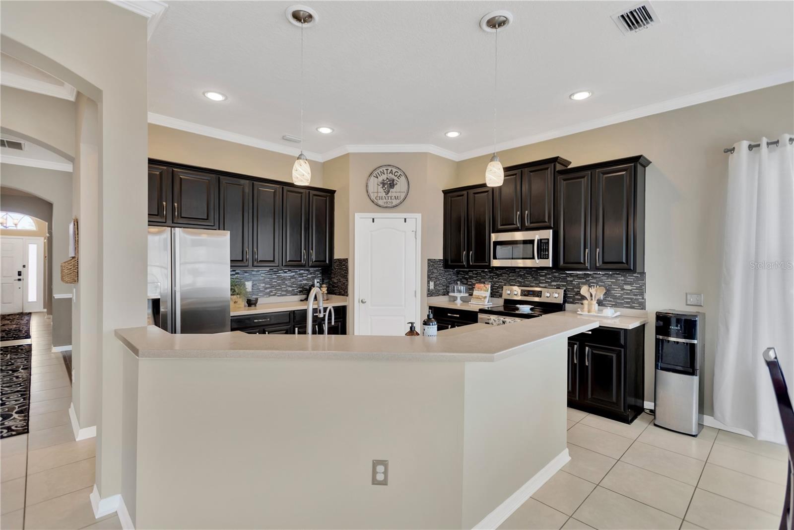 Casual dining on go ~ large breakfast bar can accomodate high top chairs for additional gathering.