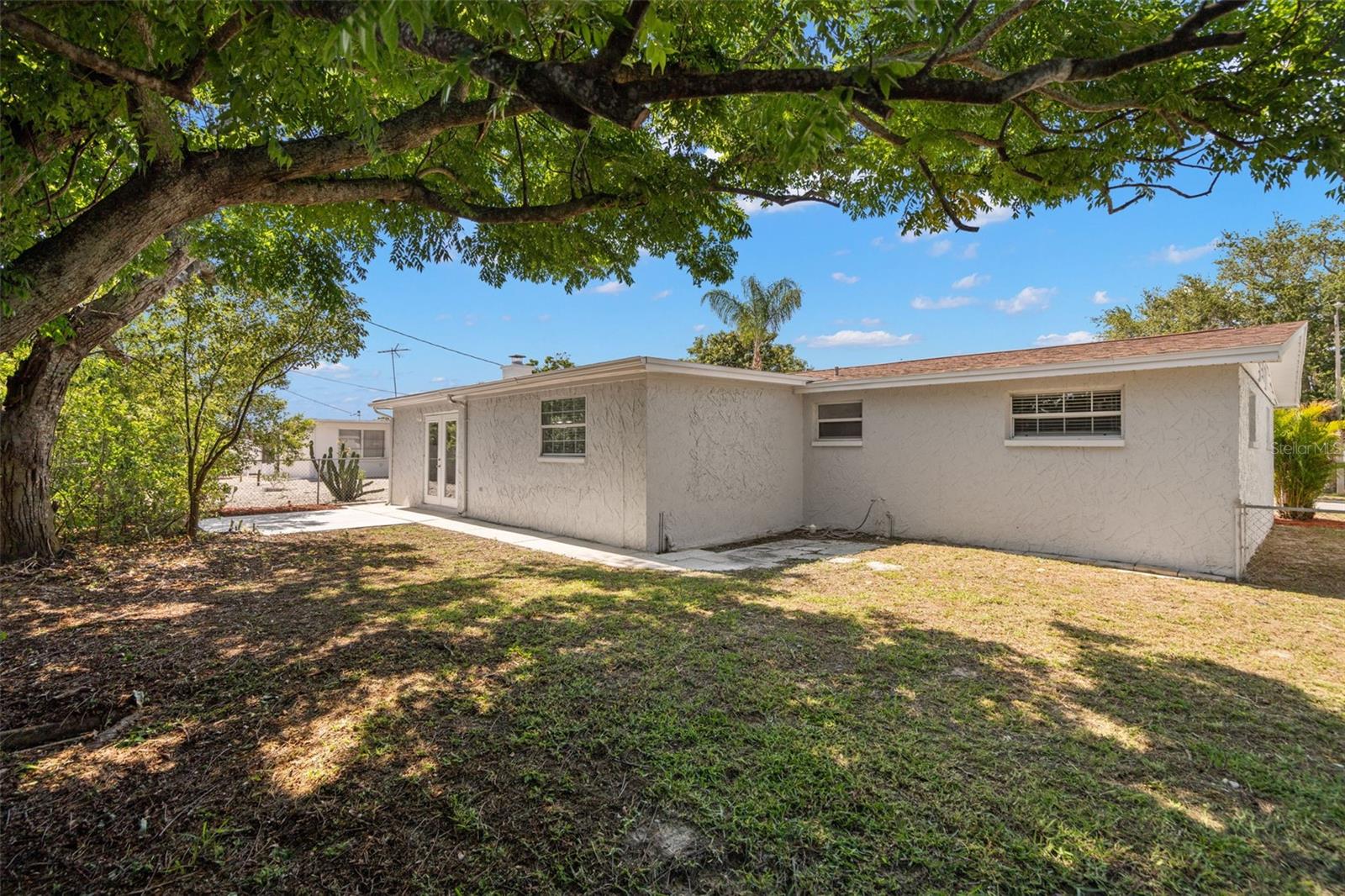 Spacious Backyard w/Mature Shade Oak Trees