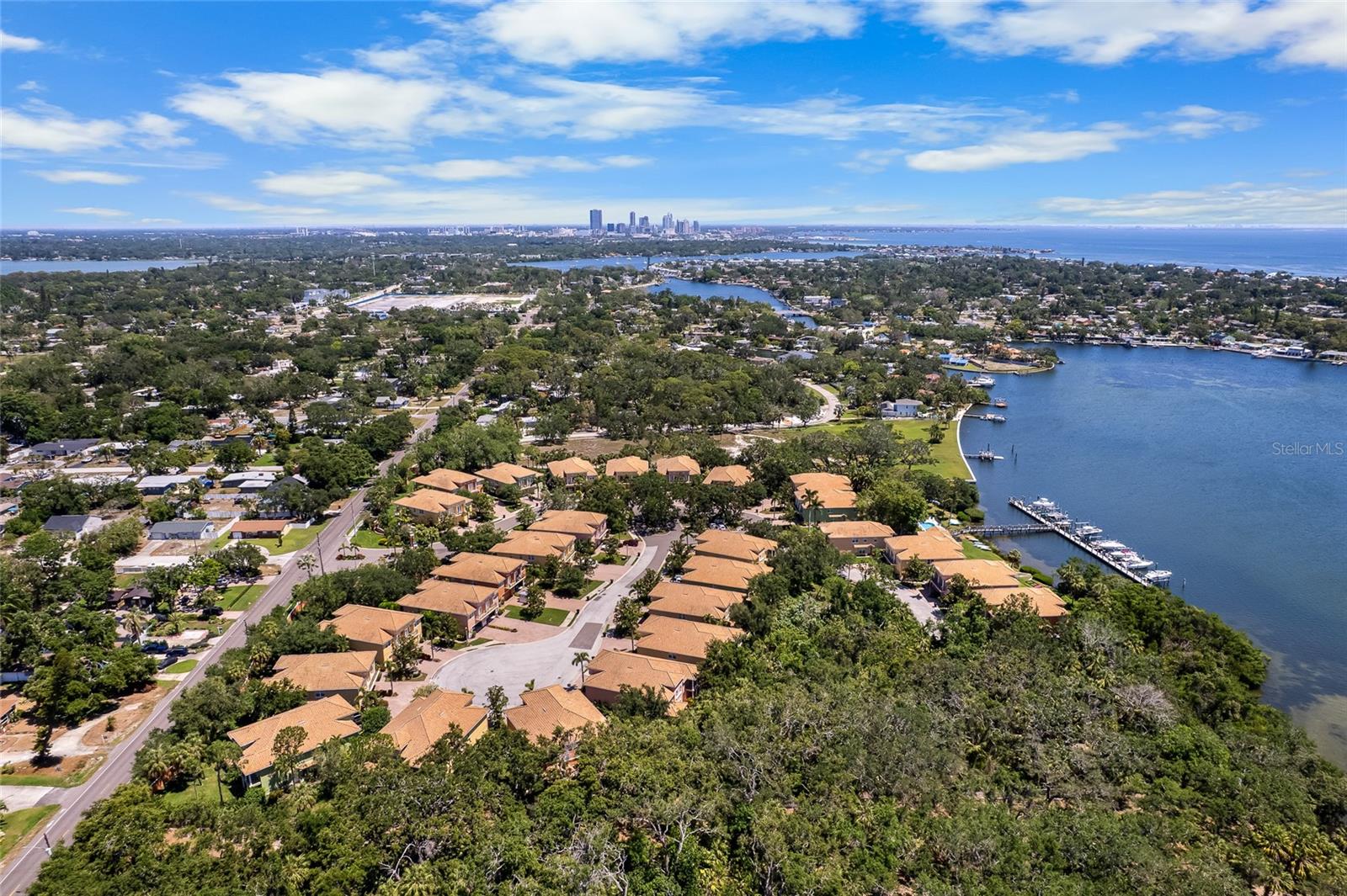 Bike distance and a short boat ride to trendy downtown St Pete.