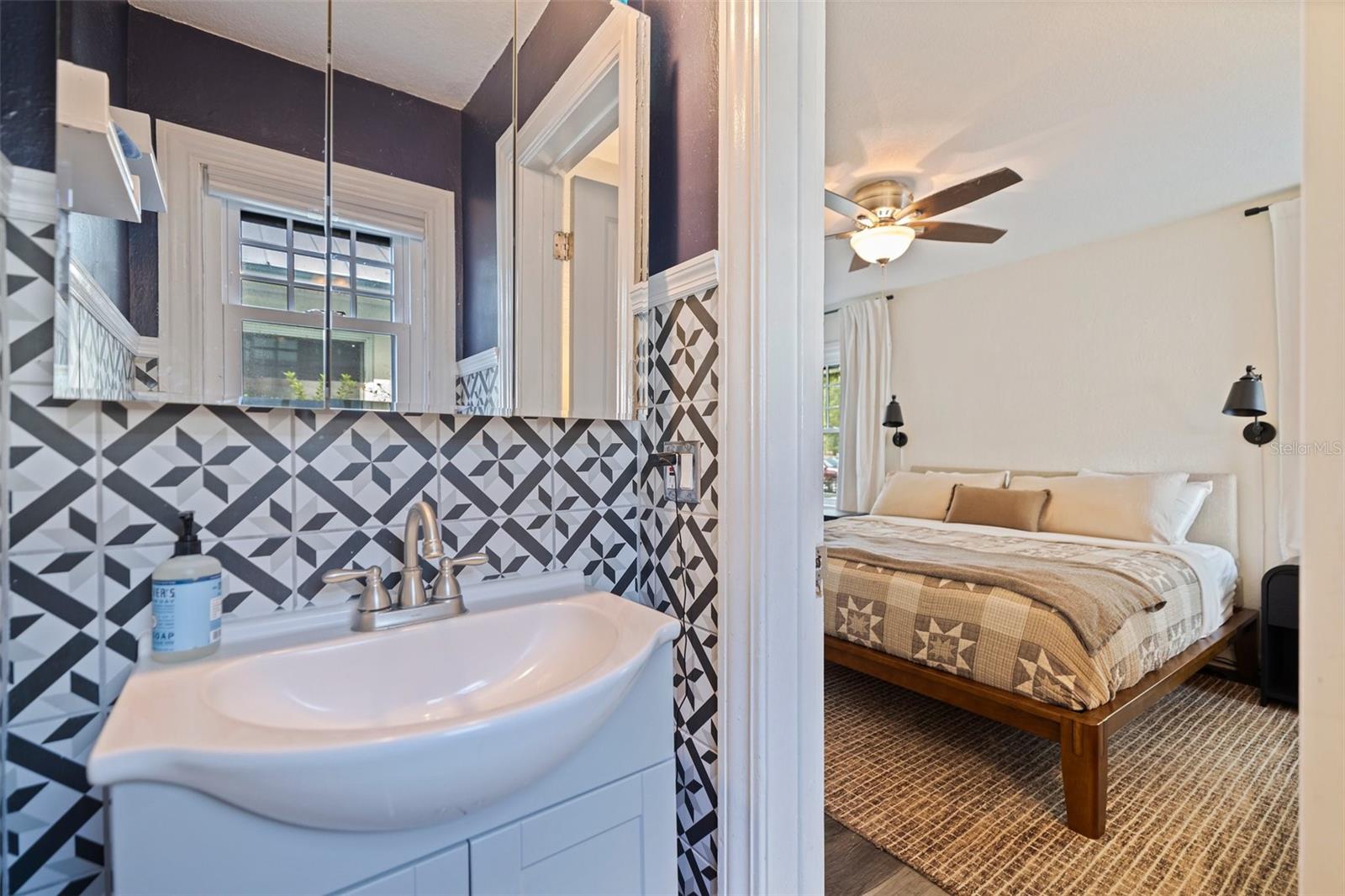 Ensuite half-bathroom