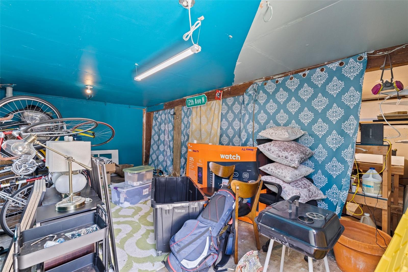 Air-conditioned storage, art studio or whatever your imagination needs!