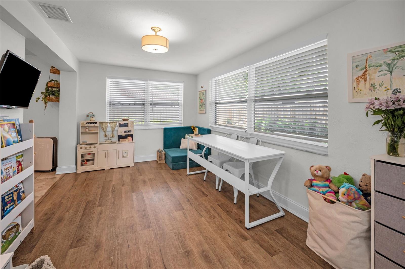 Large, Sun Drenched Florida Room