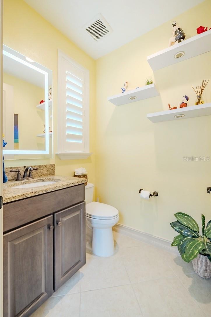 Pool bath with access to kitchen hall