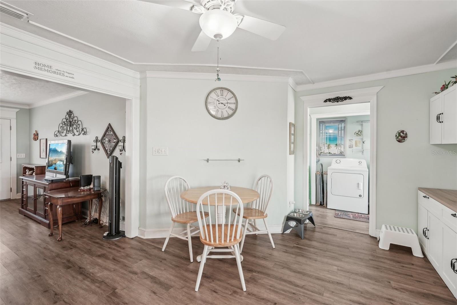 Kitchen Eating Area