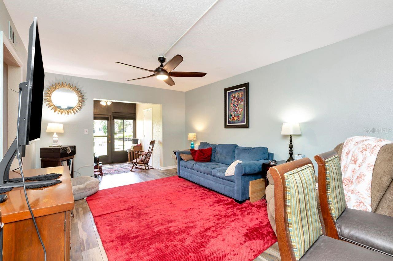 A great space to entertain in this light and bright living room with view to the outdoors.