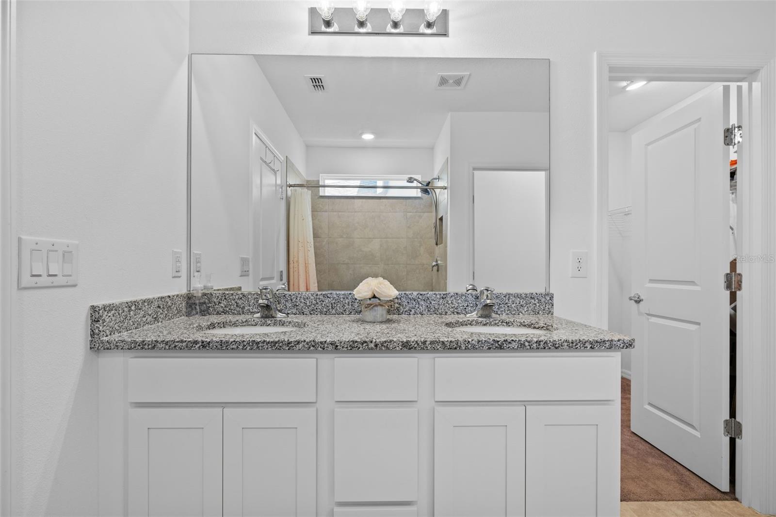 Double sinks in ensuite bathroom