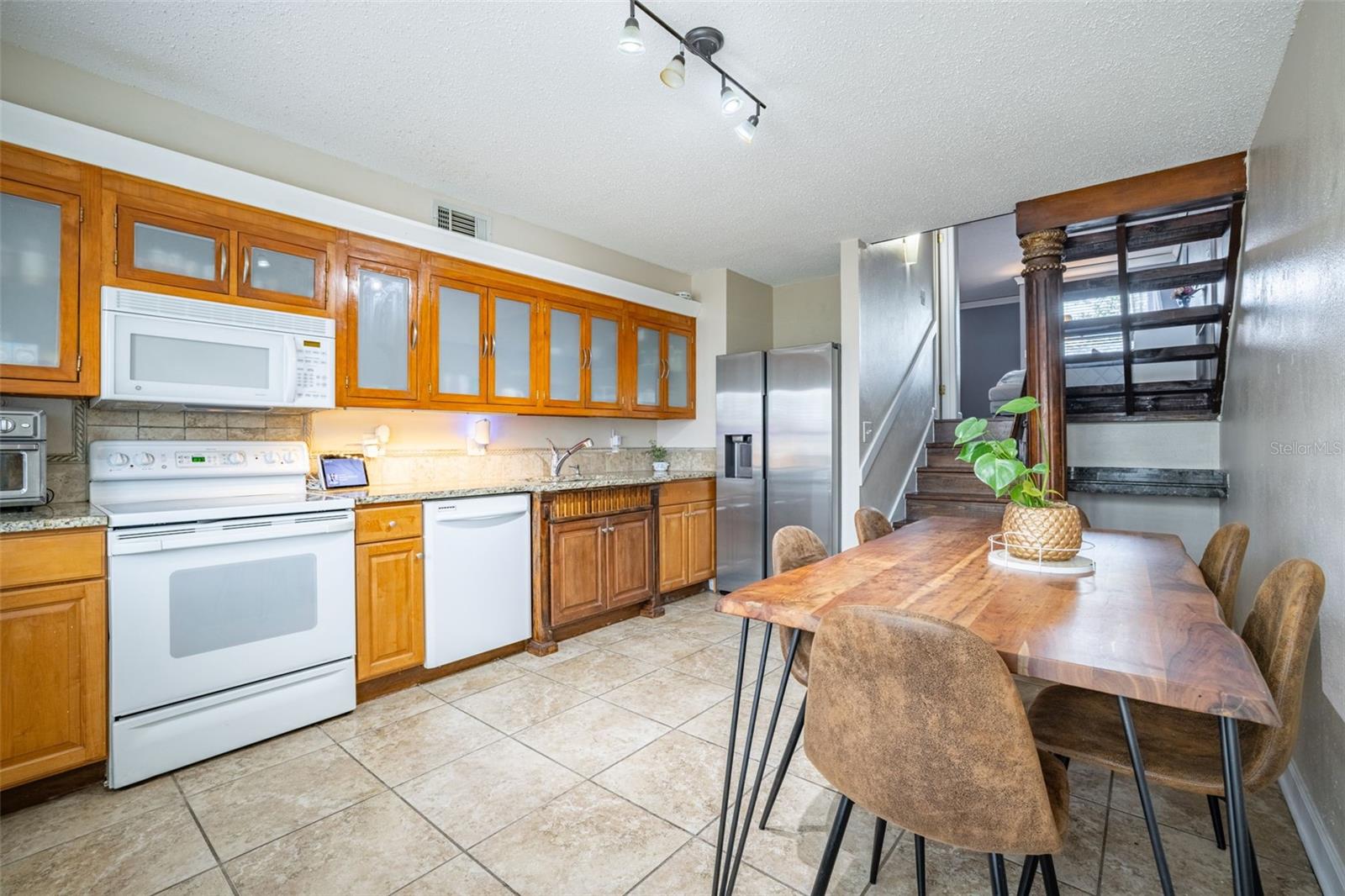 Large Eat-in Kitchen