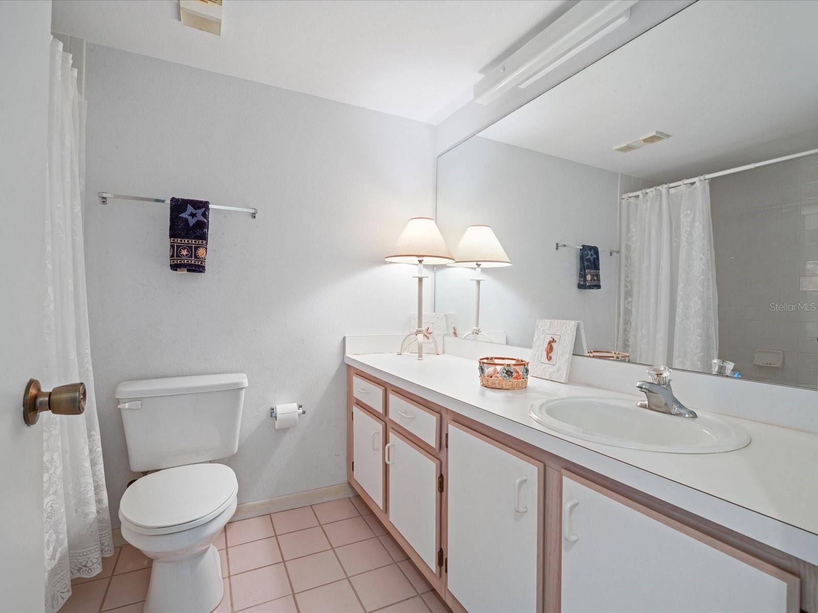 Primary bedroom en-suite bathroom