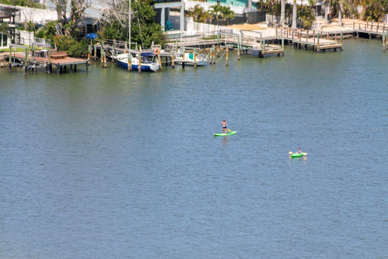 These guys aren’t just showing off — they’re living the dream. This is what the Intracoastal was made for.