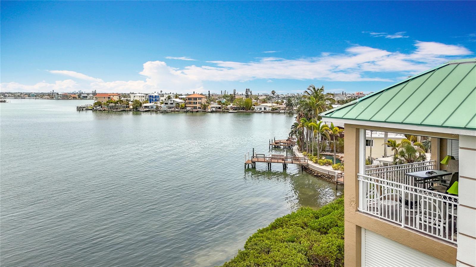 Corner unit overlooking Waterview's
