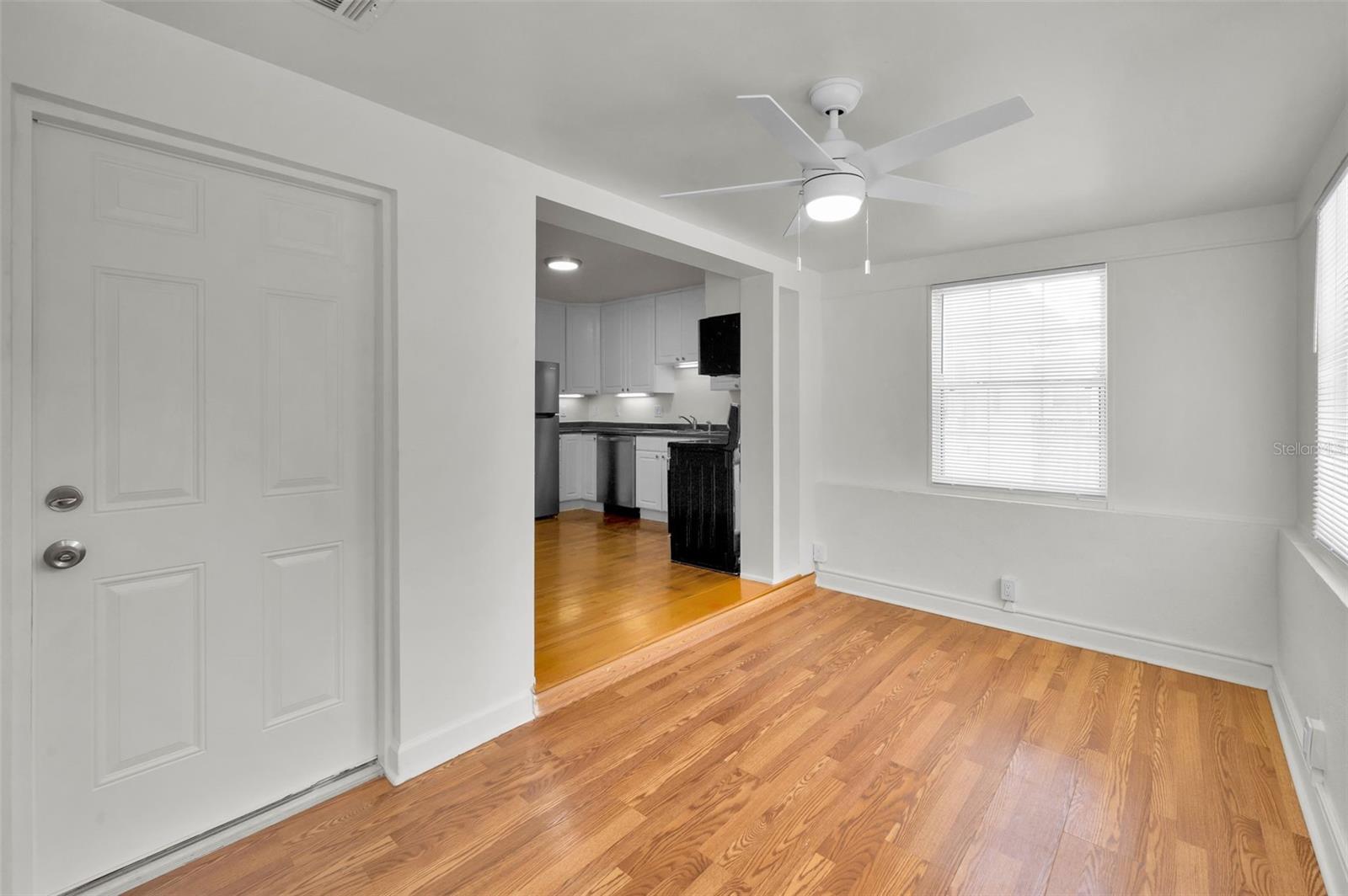 Dining room / bonus room off of kitchen