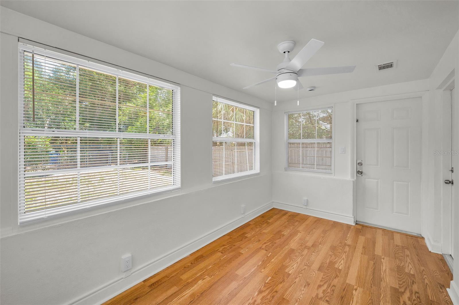 Dining room / bonus room off of kitchen
