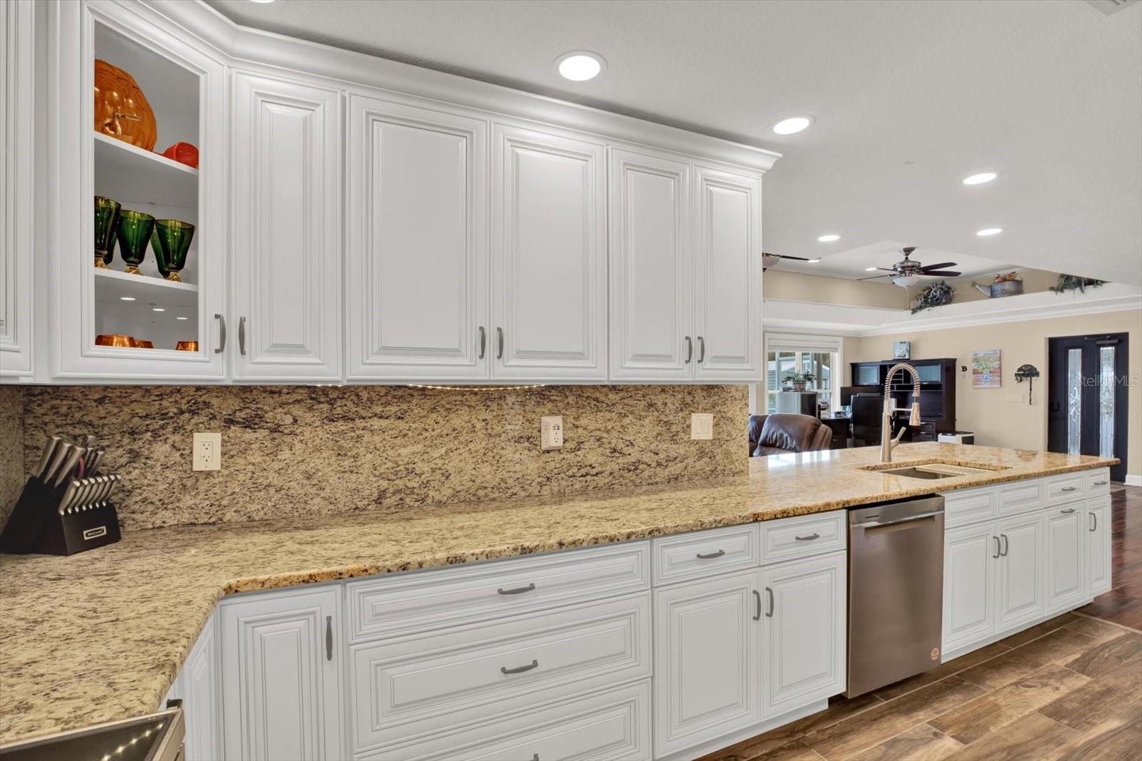 KITCHEN WITH GRANITE COUNTERTOPS
