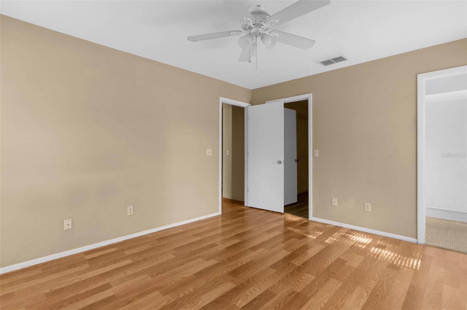 master bed w/ walk-in closet