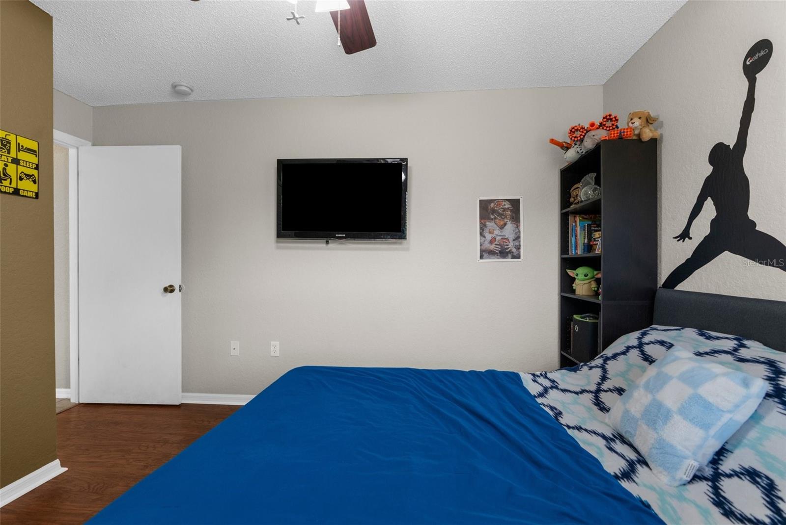 2nd bedroom with custom closetand ceiling fan