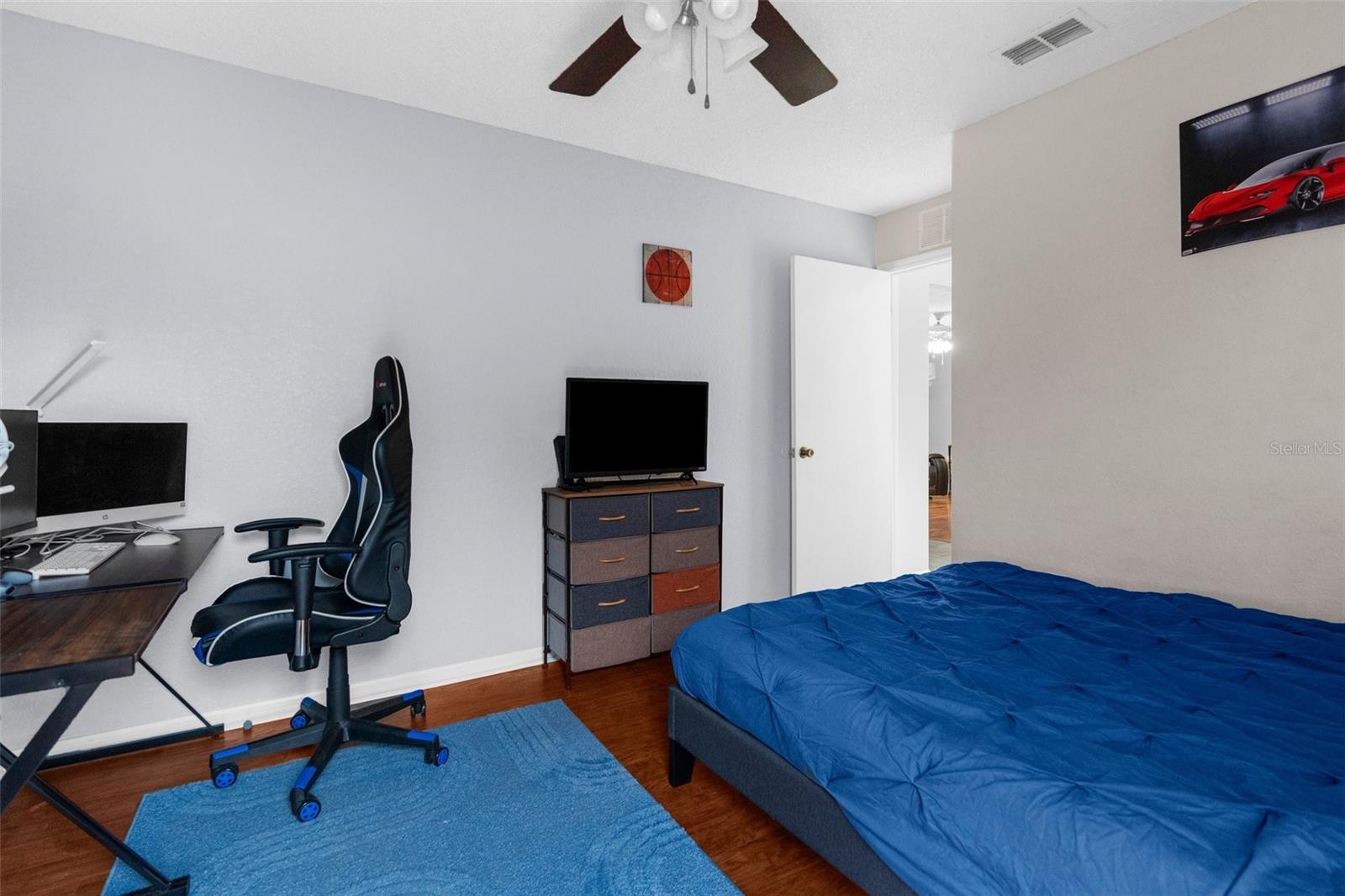 3rd bedroomceiling fans, custom closet