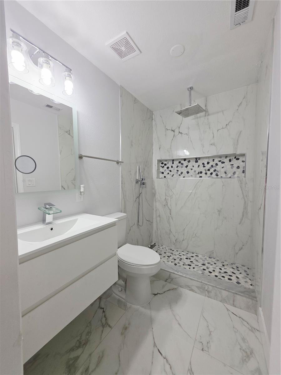 TB8390555